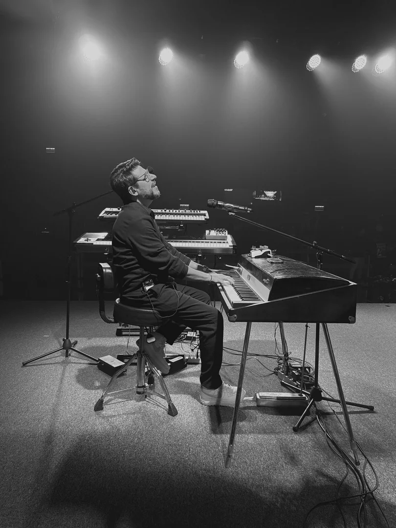 Textura decorativa escura com partículas douradas